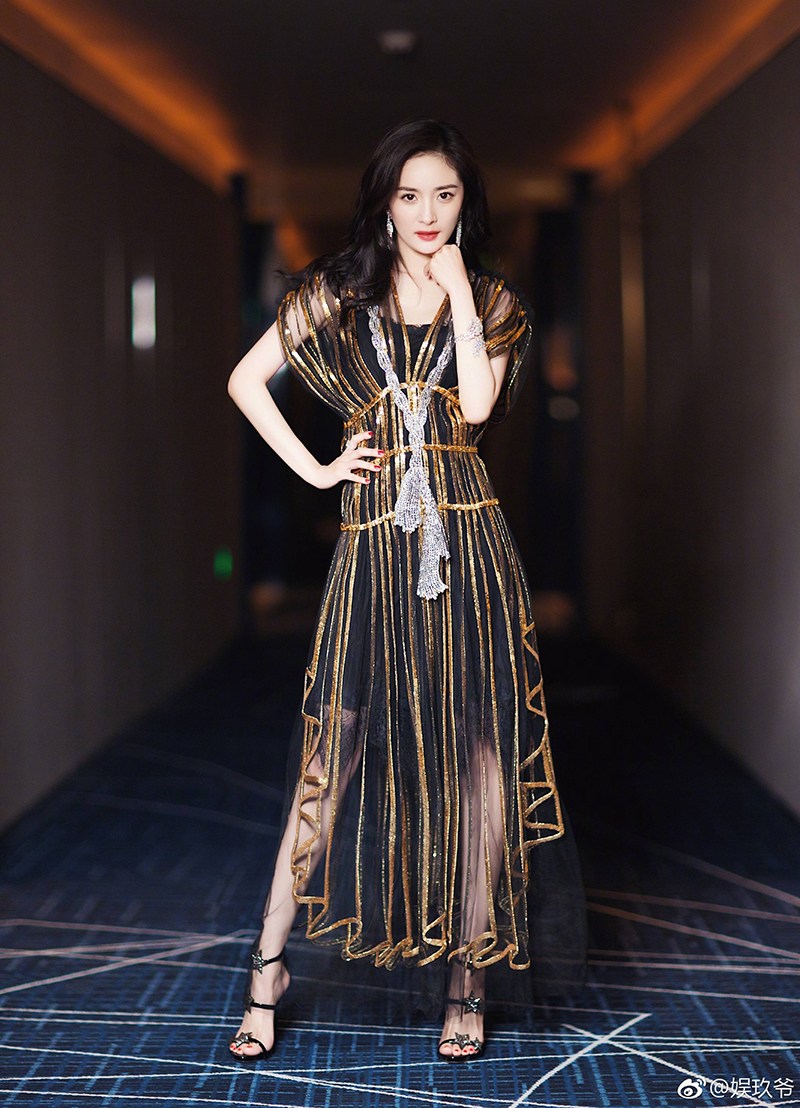 Thảm đỏ iQiYi: Dương Mịch cân cả dàn mỹ nhân Cbiz, bạn gái Trương Hàn nhan sắc ngày càng lên hương